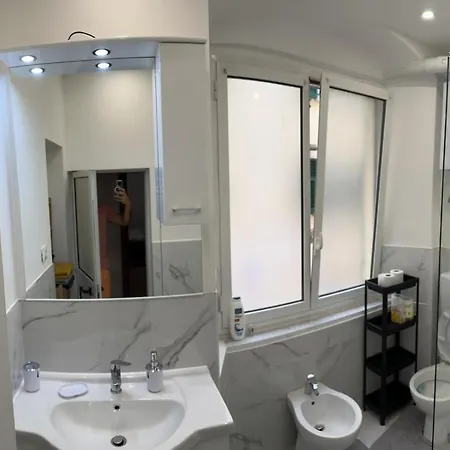 Dalla Laretta Di Fronte Acquario Di