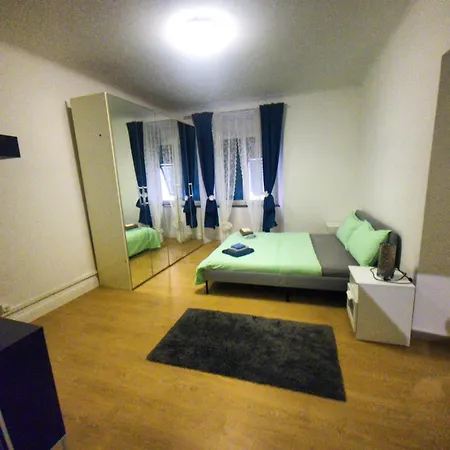 Dalla Laretta Di Fronte Acquario Di Apartamento *