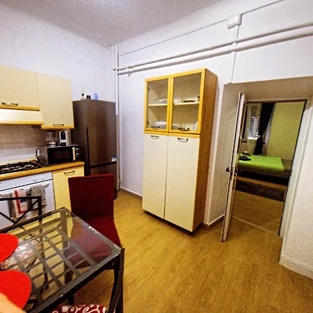 Dalla Laretta Di Fronte Acquario Di *