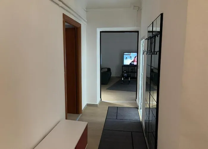 Dalla Laretta Di Fronte Acquario Di Apartamento *