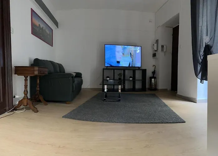 Dalla Laretta Di Fronte Acquario Di *