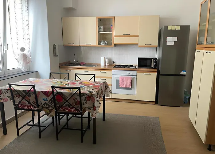 Dalla Laretta Di Fronte Acquario Di Apartamento *