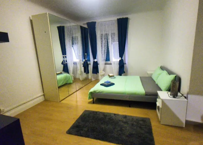 Dalla Laretta Di Fronte Acquario Di Apartamento *